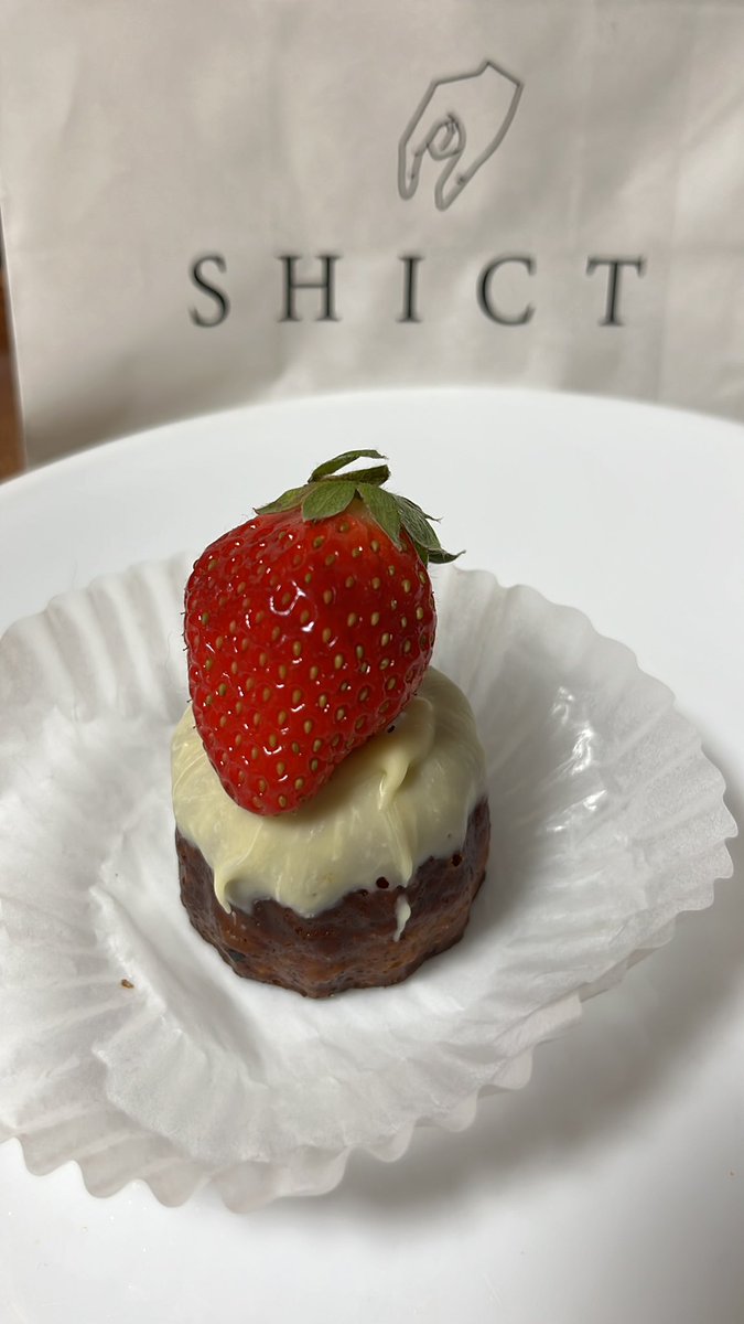 D28rikapi's tweet photo. やっと買えた!
いちご🍓カヌレが可愛い🩷
ドーナツ🍩
キャラメルドーナツとプレーン‼️
美味しかったよー😇
#SHICT #ドーナツ https://t.co/pMyMl20cd7