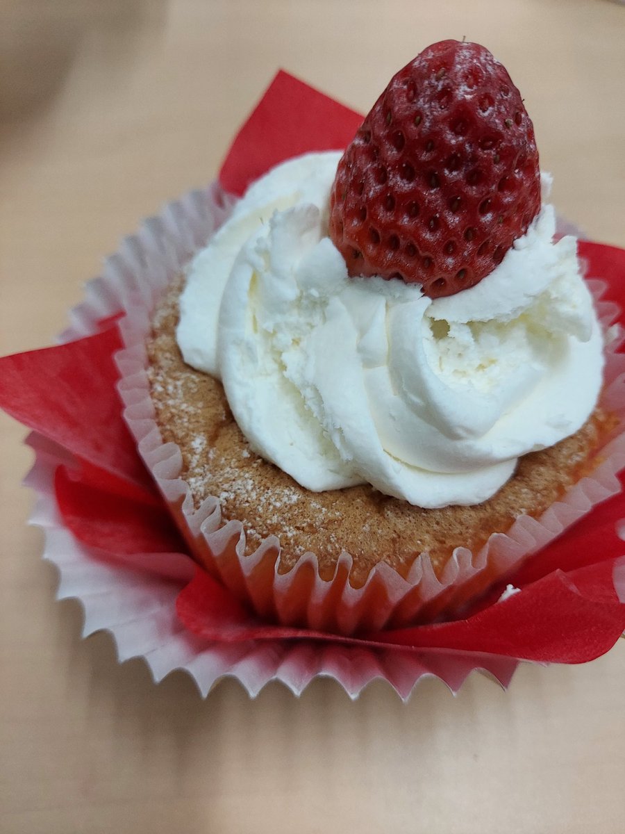 お昼のケーキ潰れた🥹