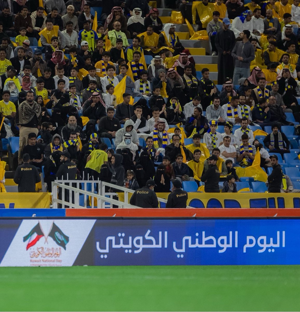 الاحتفال بـ ⁧#اليوم_الوطني_الكويتي⁩ في ملاعب السعودية مو مجرد لقطة جمهور هذا معنى ورسالة محبة ووفاء تؤكد أن الكويت في قلوبنا وأن علاقة الرياض والكويت أخوّة ثابتة ما تغيّرها الأيام 🇸🇦🇰🇼