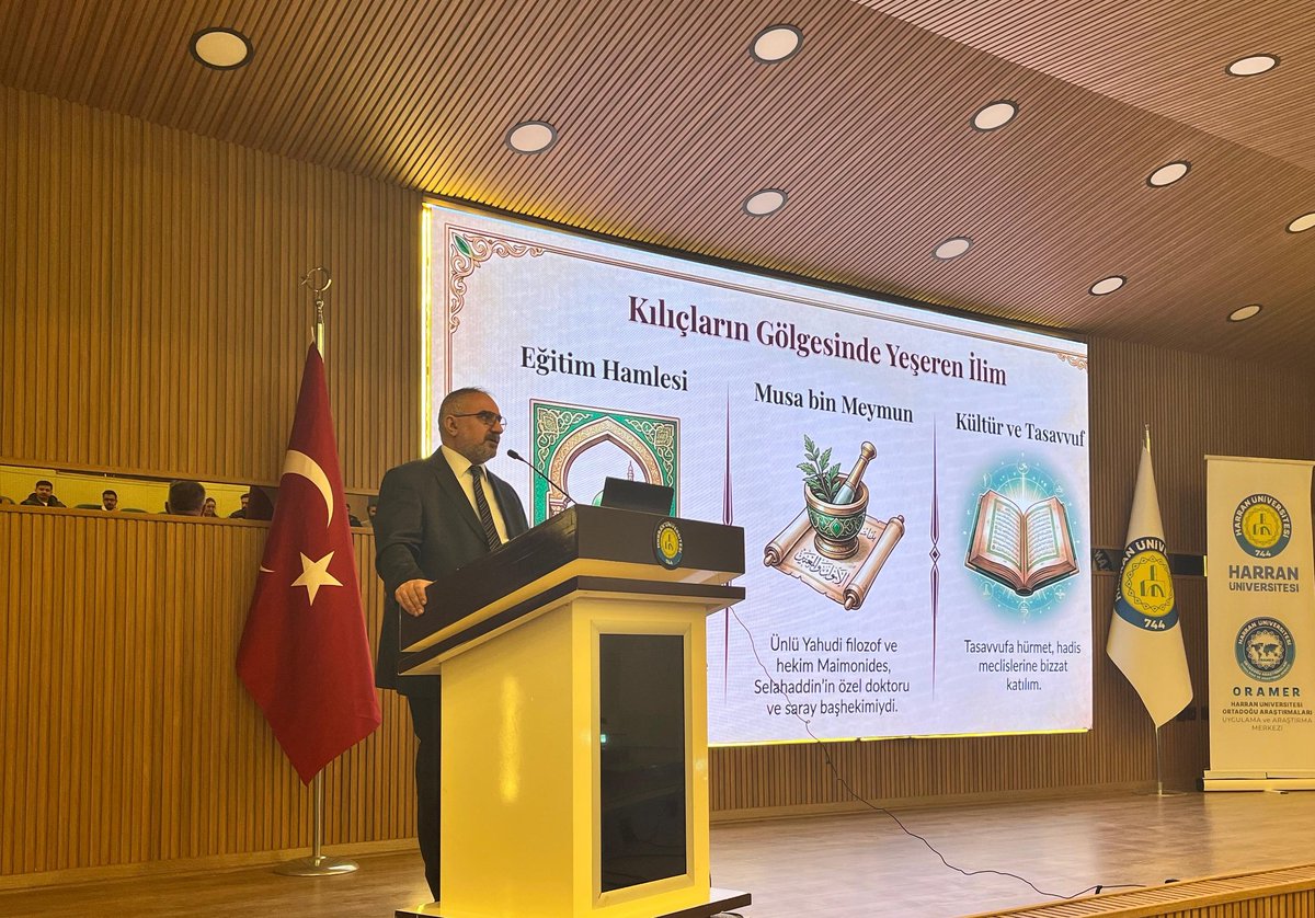 oramer_hru's tweet photo. Merkezimiz tarafından düzenlenen 'Ortadoğu Söyleşileri' dizisinin bu dönemki ilk konuğu, Fen-Edebiyat Fakültesi Tarih Bölümü Dr. Öğr. Üyesi Efe Durmuş oldu. "Selahaddin Eyyubi ve Haçlılar" konulu konferans, akademisyenlerin ve öğrencilerin yoğun katılımıyla gerçekleşti. https://t.co/jhIb7TbA6g