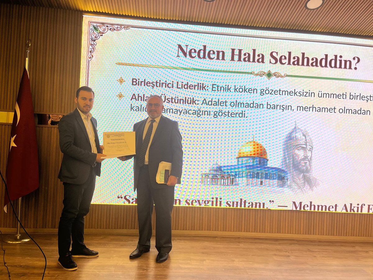 Merkezimiz tarafından düzenlenen 'Ortadoğu Söyleşileri' dizisinin bu dönemki ilk konuğu, Fen-Edebiyat Fakültesi Tarih Bölümü Dr. Öğr. Üyesi Efe Durmuş oldu. "Selahaddin Eyyubi ve Haçlılar" konulu konferans, akademisyenlerin ve öğrencilerin yoğun katılımıyla gerçekleşti.