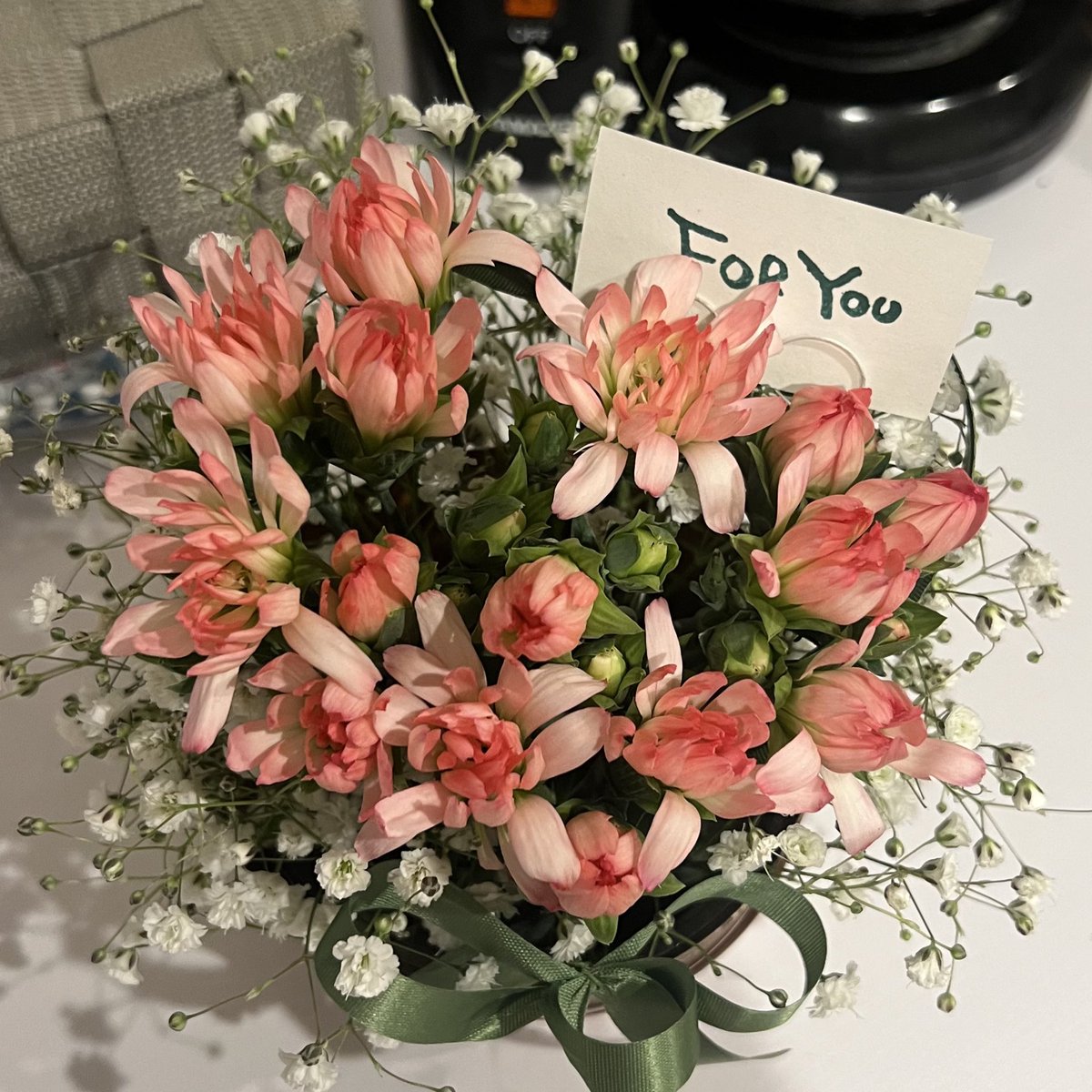 s722g's tweet photo. 学校で謎に華道とフラワーの授業があって、その時間を勉強の時間に当てたいけど、お花が家にあるだけで気分が上がる🌷
が、すぐ枯らす… https://t.co/q9Wx6eLeO8