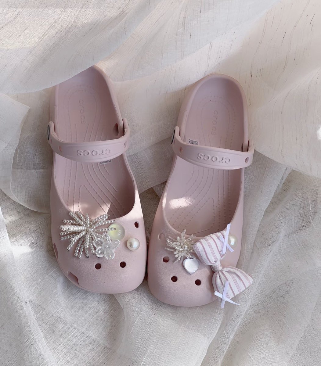 Wanawannn's tweet photo. Crocs Classic ballet 🩷🖤

ป้ายยารองเท้าคอลใหม่ ✨ ทรงสวย ลุคลูกคุณสุ้บๆ ใส่สบาย Every day ลุคได้เล้ย มี 2 สี Black &amp; Pink 📌🫶🏻 ราคา 2,290.- ส่งฟรี (มัดจำได้ 50%) https://t.co/vrSVXj1NAu