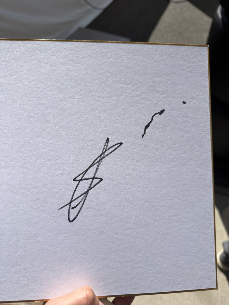 ルークからサイン貰えた🥰 でもサイン貰って写真撮るのに夢中で 色紙に