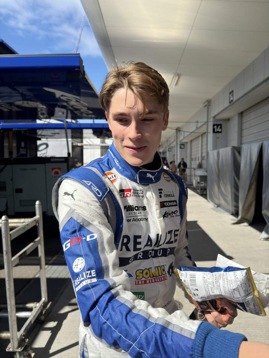 ルークからサイン貰えた🥰 でもサイン貰って写真撮るのに夢中で 色紙に