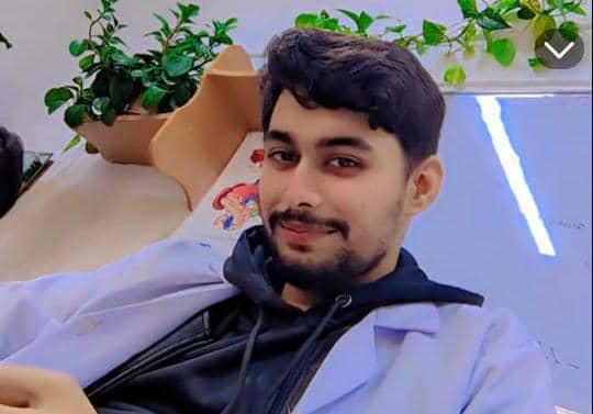 کرغزستان کے شہر بشکیک میں زیرِ تعلیم پاکستانی طالب علم ذیشان یوسف زندگی کی بازی ہار گیا
گوجرانوالہ سے تعلق رکھنے والا 22 سالہ ذیشان ایشین میڈیکل انٹرنیشنل یونیورسٹی المعروف ازمی   میں تھرڈ ایئر کا طالب علم تھا۔