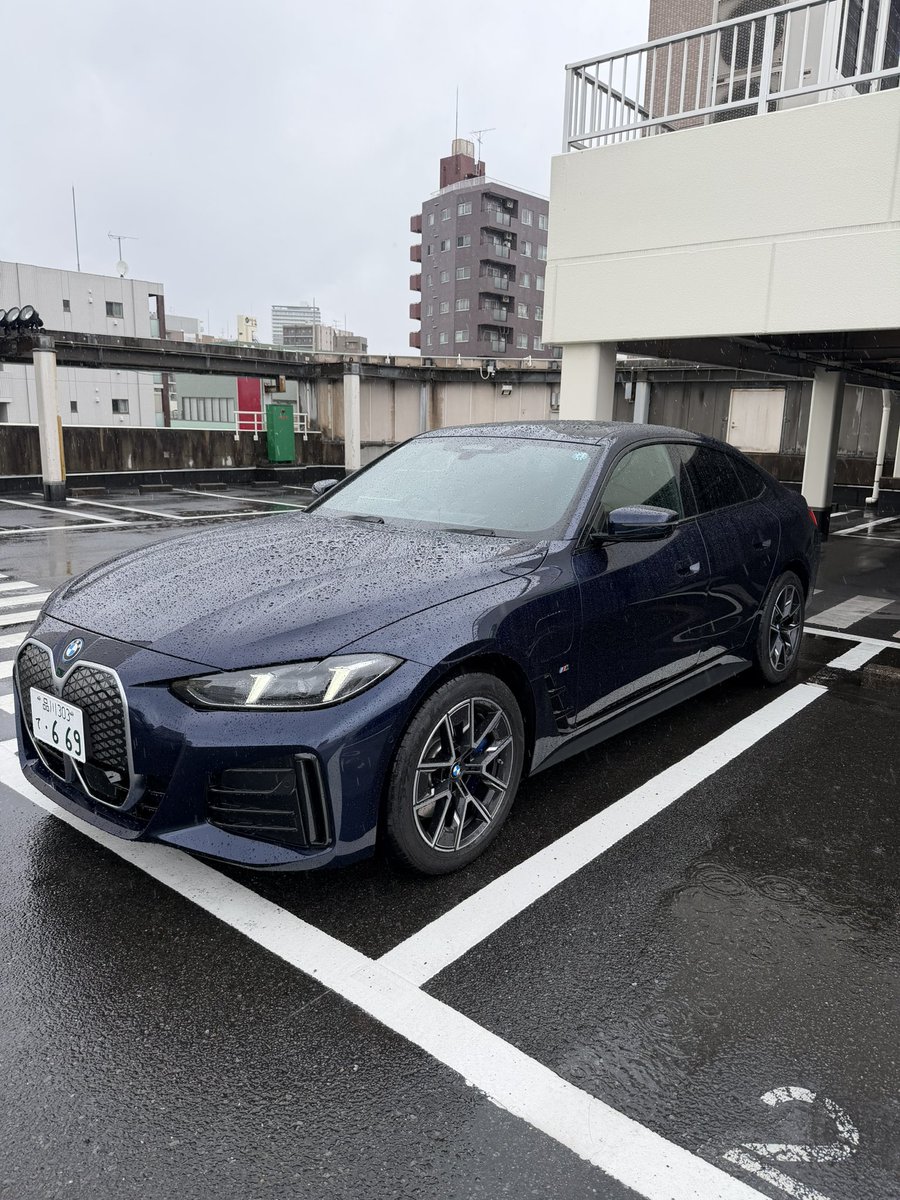 NSuv2008's tweet photo. 長男のアクティブツアラー、リコールのためいつものディーラーさんにお願いしたところ、代車がなんとi4🌟
大学生が乗る車じゃないですね😅
速すぎて怖いです…😱 https://t.co/eJwxm4Aaac