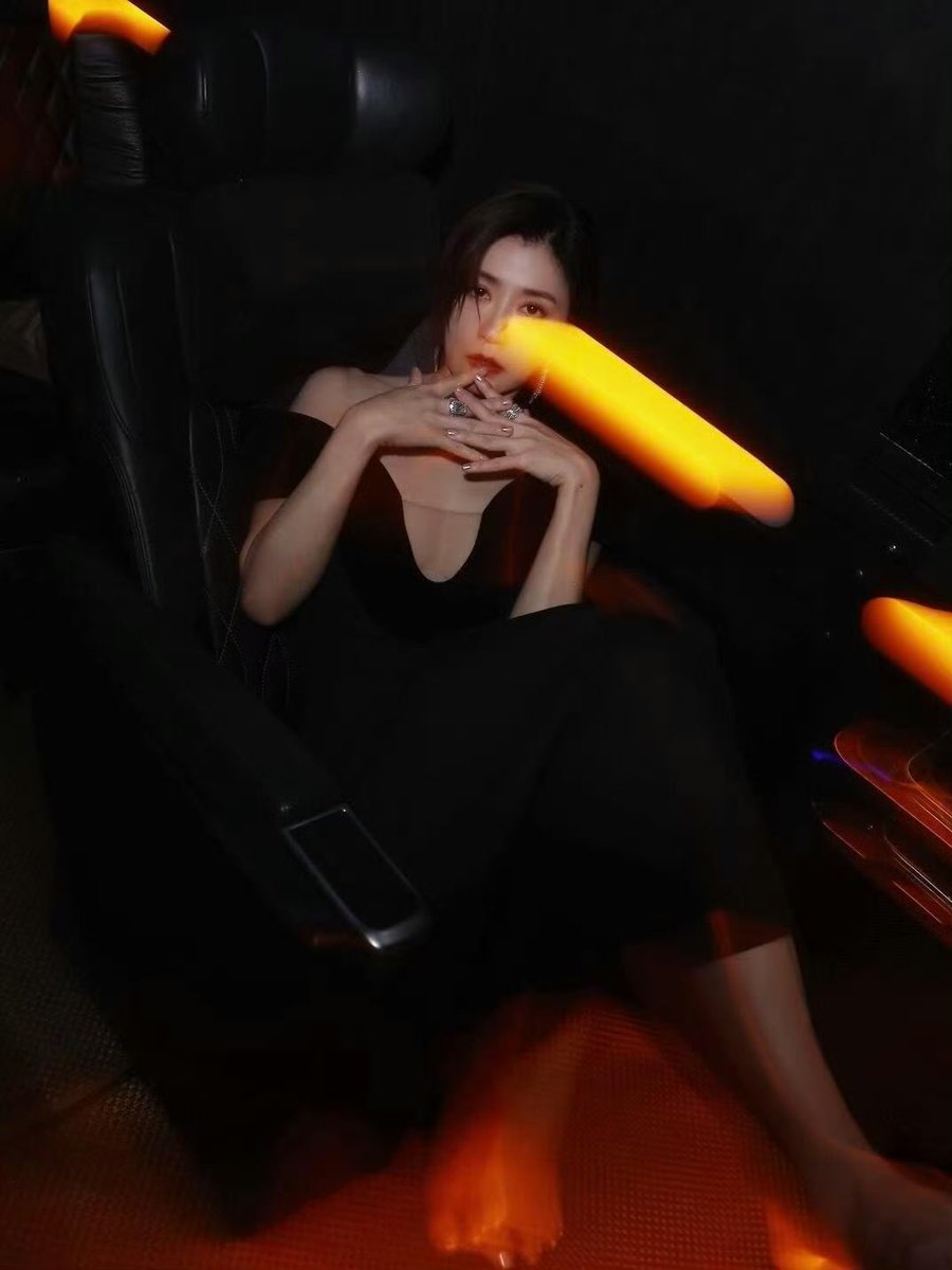 贾静雯

在光影的边界，捕捉一点呼之欲出的危险。 https://t.co/sBW7Y29PTf