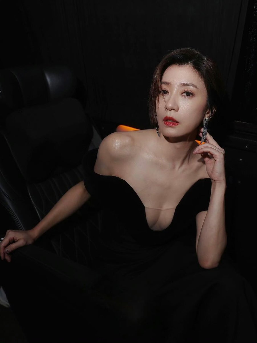 贾静雯

在光影的边界，捕捉一点呼之欲出的危险。 https://t.co/sBW7Y29PTf