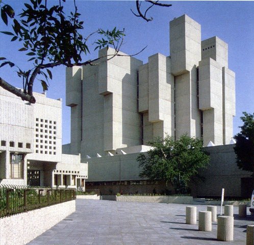 De los edificios brutalistas de Guadalajara, el que más me gusta es el que se encuentra en Alcalde #1855 y que alberga el Archivo del Eatado, obra de Alejandro Zohon