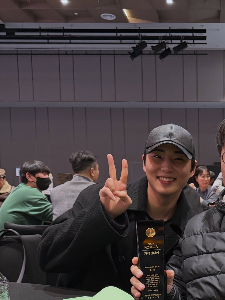 jyppublishing #DAY6 #데이식스 #YoungK #영케이 

홍지상 작가님이
한국음악저작권협회(KOMCA) 올해의 저작권 대상 – 편곡 부문 1위를 수상하셨습니다 🎉🏆

또한 올해 처음 정회원 자격으로 자리를 빛내준
Day6의 Young K 작가님 ✨

🔗 instagram.com/p/DVNO_-PETz1/
⠀⠀