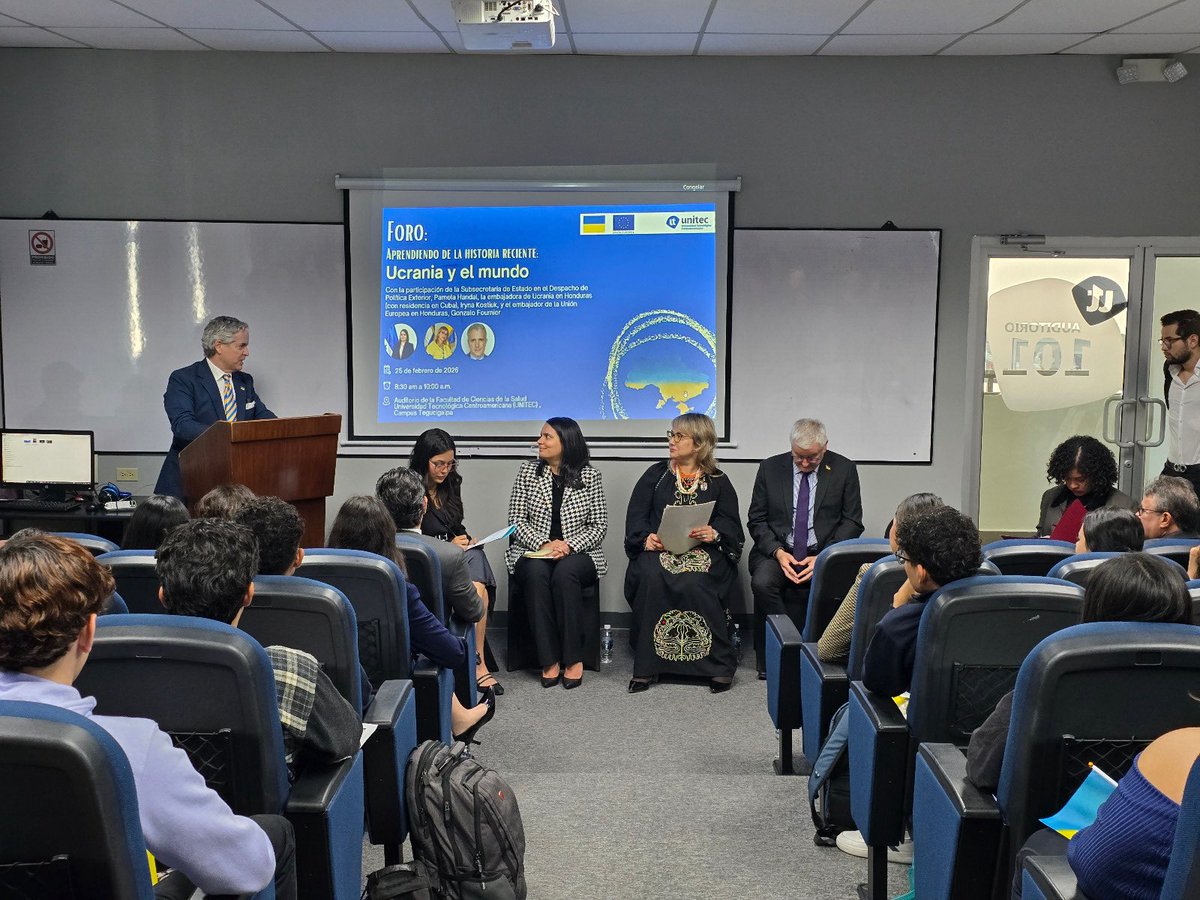 EUambHN's tweet photo. Interesantísimo foro sobre «Ucrania y el mundo» en la  @UNITEC_hn con la Vicecanciller y la Embajadora de Ucrania. Me impresionó la calidad de las preguntas de los estudiantes, con mucho interés por los 4 años de la injustificada guerra de Ucrania. Gracias Viceministra por estar. https://t.co/EhTFvYJVJP