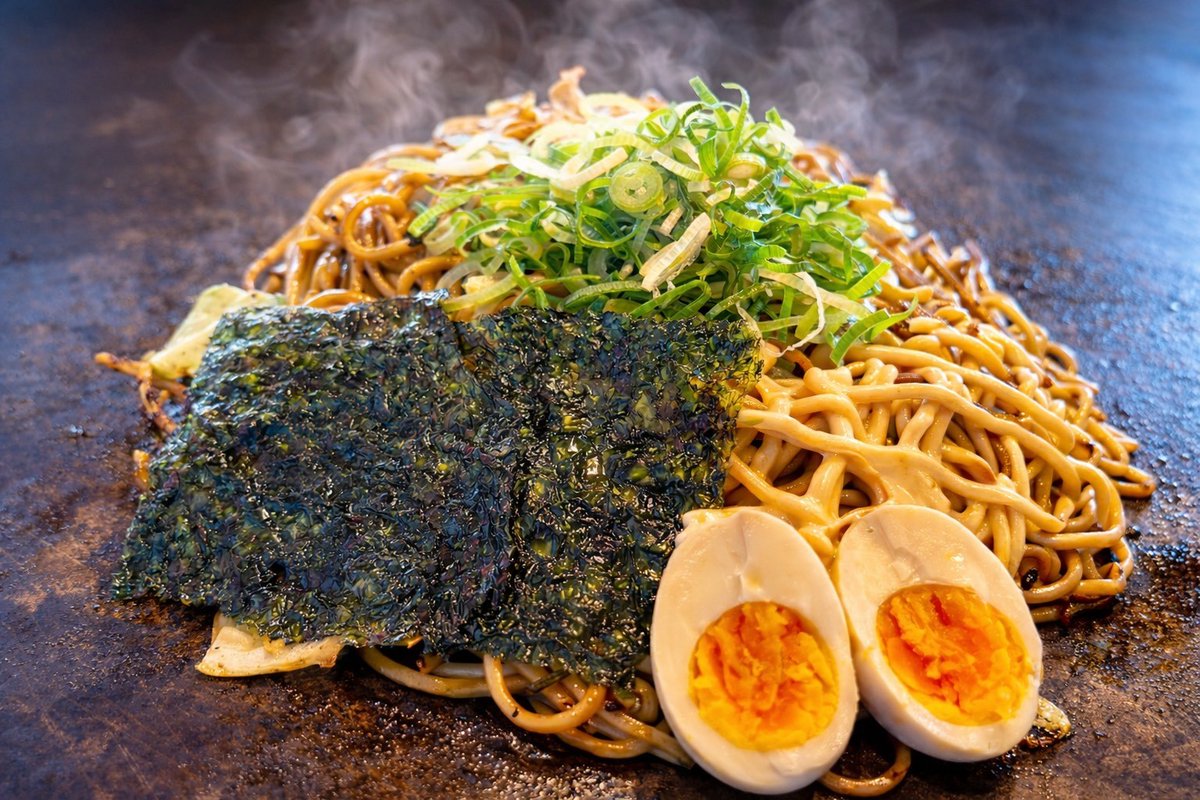 zelvia_gourmet's tweet photo. 《ゼルビーランドのご紹介》  

CDAの数ある焼きそばキッチンカーの中でも、3本の指に入る最高に美味しい焼きそばを提供してくれる、いつも大行列を作る大阪焼きそば専門店「Sports BAR BASE RUNG」さん！

こちらの大阪焼きそばは、麺もソースもイチからこだわったものを関西より取り寄せ、麺はモッチモチ、ソースと絡んで1度食べたらやみつきになること間違いない逸品！

“ホンマに旨い大阪焼きそば”を是非ご賞味ください！

天空メニューは「大阪焼きそば・無敵盛り」！見ていただければそのすごさが分かります！

#ゼルビアスタグル 
#FC町田ゼルビア 
#zelvia