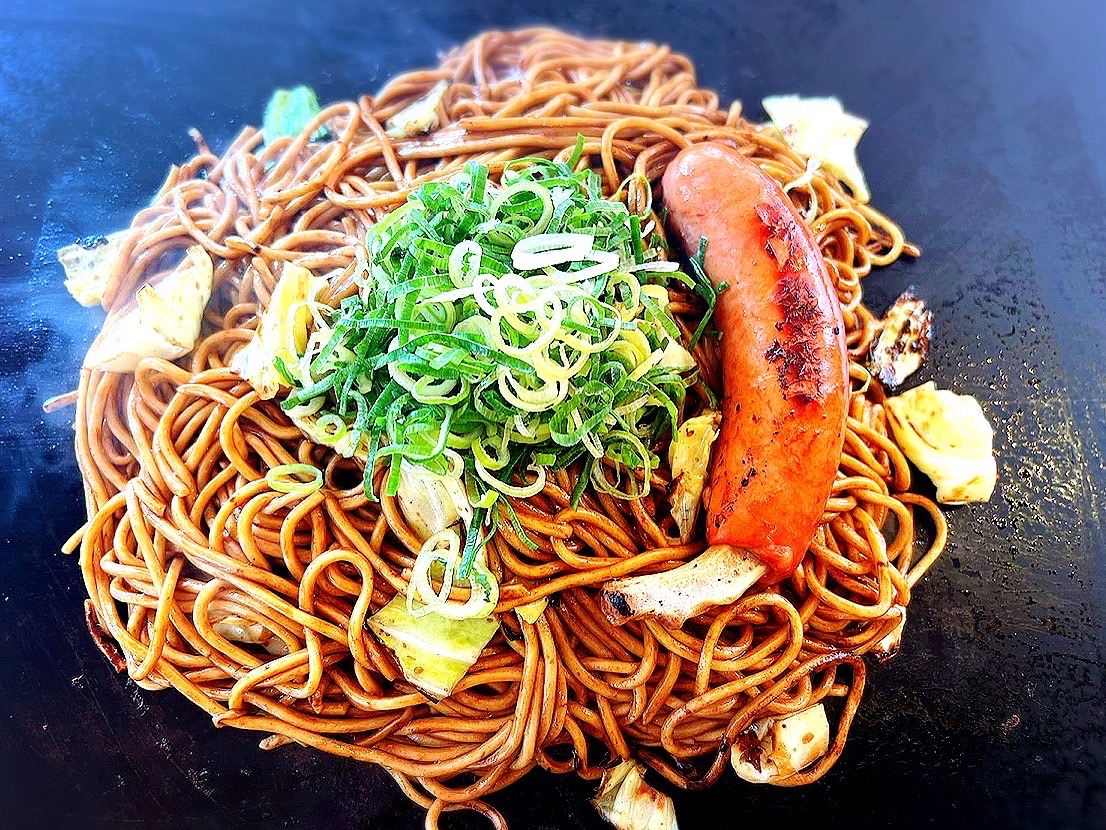 zelvia_gourmet's tweet photo. 《ゼルビーランドのご紹介》  

CDAの数ある焼きそばキッチンカーの中でも、3本の指に入る最高に美味しい焼きそばを提供してくれる、いつも大行列を作る大阪焼きそば専門店「Sports BAR BASE RUNG」さん！

こちらの大阪焼きそばは、麺もソースもイチからこだわったものを関西より取り寄せ、麺はモッチモチ、ソースと絡んで1度食べたらやみつきになること間違いない逸品！

“ホンマに旨い大阪焼きそば”を是非ご賞味ください！

天空メニューは「大阪焼きそば・無敵盛り」！見ていただければそのすごさが分かります！

#ゼルビアスタグル 
#FC町田ゼルビア 
#zelvia