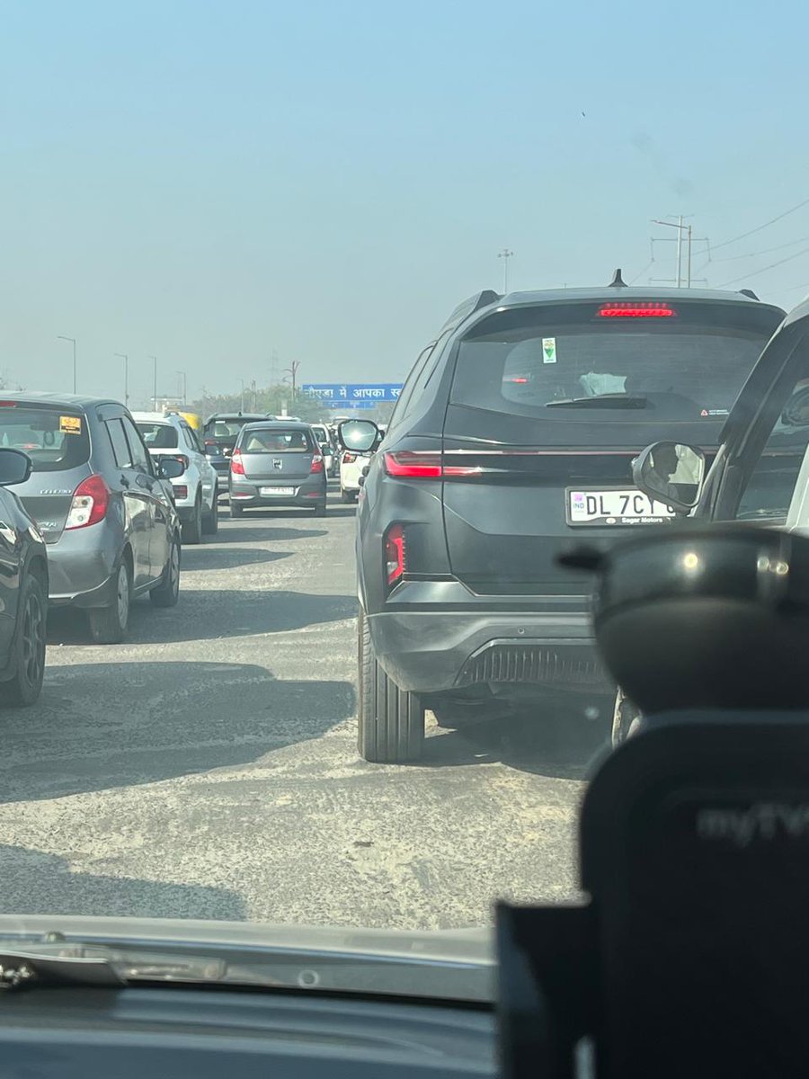 BISHT2016's tweet photo. @GreaterNoidaW full traffic jam is a daily pain ,, pls review https://t.co/NZ406xrMlt
