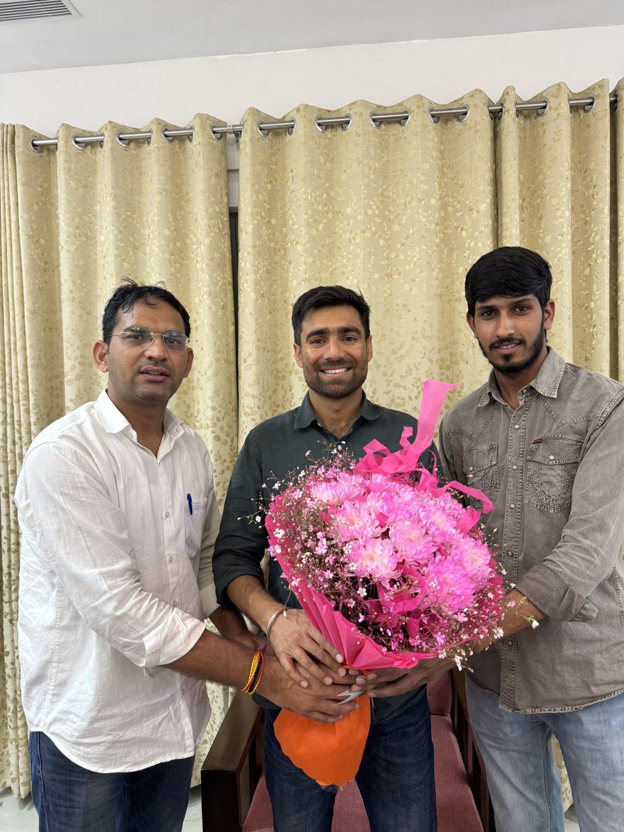 सफलता और जिम्मेदारी की बधाई।

दिल्ली 

एक ग़ैर राजनीति परिवार से निकलकर छात्र जीवन में संघर्ष से छात्रों की समस्याओं में हर कदम पर खड़े होकर राजस्थान महाविद्यालय के छात्र संघ अध्यक्ष, फिर प्रदेश के सबसे बड़े छात्र लोकतंत्र की धरती राजस्थान विश्वविद्यालय में छात्र संघ अध्यक्ष