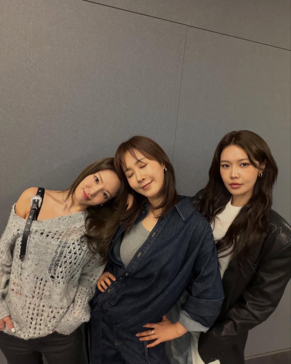 SNSD_0805's tweet photo. [INSTAGRAM] yulyulk:

만백성에게 고하노니 🎤

https://t.co/IYSA8elhzz https://t.co/MxNNmttRMS