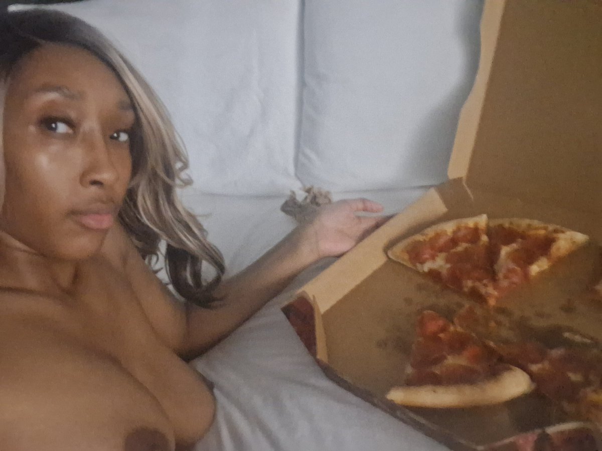Cinnabun_doll's tweet photo. 1 thing that looks tasty here😋🍕

#foodporn #nsfwtwtًً  #latenightgoons #snac #304n #freakyebony #tits #content4sale #incalls https://t.co/zVDFaTratI