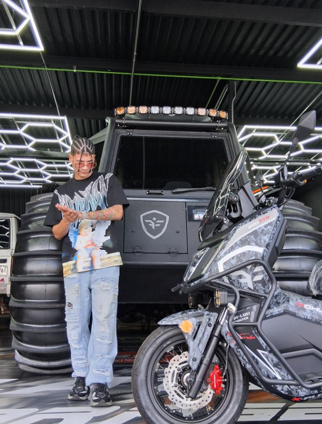 LerayMusik's tweet photo. Leray King Ice Cream visita la 167, GARAGE de Farruko, para agradecerle el camino que abrió en la música. Respeto eterno a Carlos Efrén Reyes Rosado. 🎤🙏 https://t.co/ywkPI9ySiB
