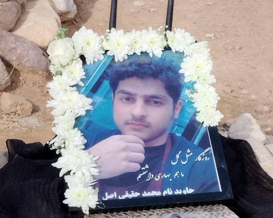 N1100121's tweet photo. 👈جاویدنام #محمد_حقیقی‌اصل ، متولد ۱۵ بهمن ۱۳۸۳، شامگاه ۱۸ دی‌ماه با شلیک مستقیم گلوله به قلبش به دست ماموران حکومتی، در #رامسر جان خود را از دست داد.

روحت شاد و یادت جاودان قهرمان 🤍 https://t.co/BNF8QCKgr6
