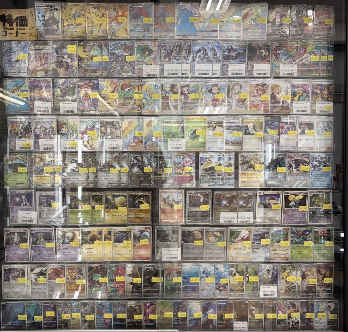 現在のショーケース紹介です❕ AR、CHRのコーナー‼️ 人気のカード沢山