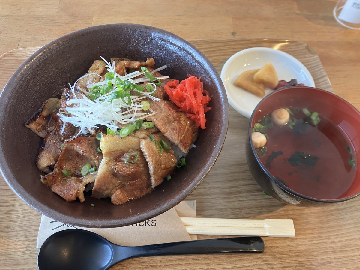 marumikawara's tweet photo. 内緒の話をするぜ…

弊社近くの瓦テラスさん。
最近毎週木曜日は「阿賀野市day」として、1コインで豚丼or鶏丼を提供してるんだ…対象は、阿賀野市民＆勤めてる人。
単品かと思��きや、汁物もついてて…コレマジで500円で良いの？😂

器は弊社で作ったやつだった！
市民よ是非食べおいで～(」・ω・)」 https://t.co/oBY295JKqa