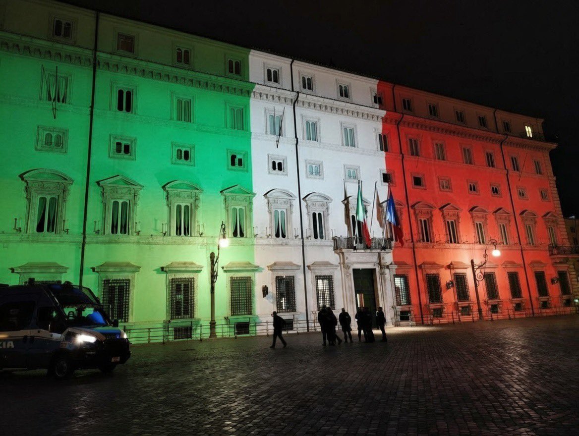 Gli unici colori che voglio vedere sui monumenti del MIO Paese.