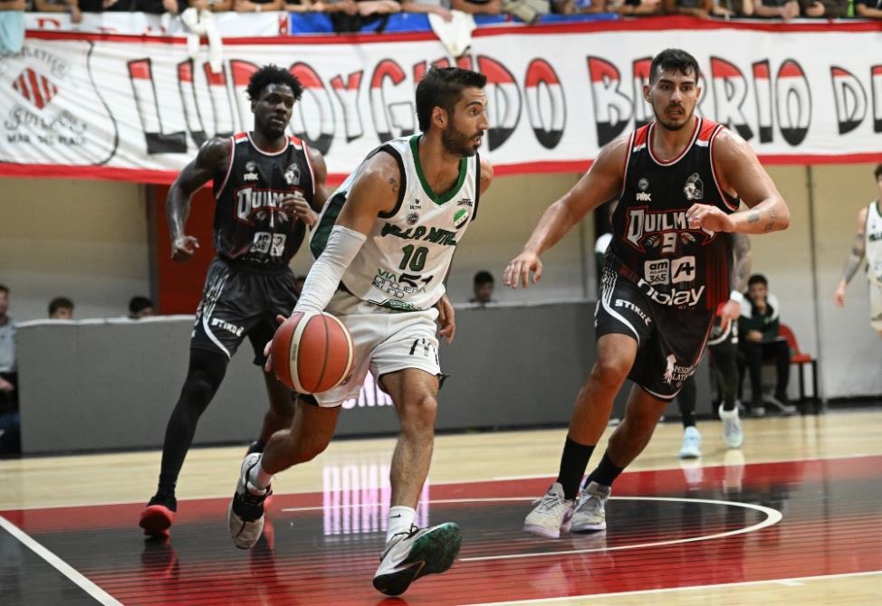 #LigaArgentina | Villa Mitre no pudo repetir su levantada y terminó cediendo 75-68 ante Quilmes en Mar del Plata. Después de jugar la noche anterior, el desgaste se notó y el tricolor pagó el cansancio ante un rival más fresco que manejó mejor el trámite.