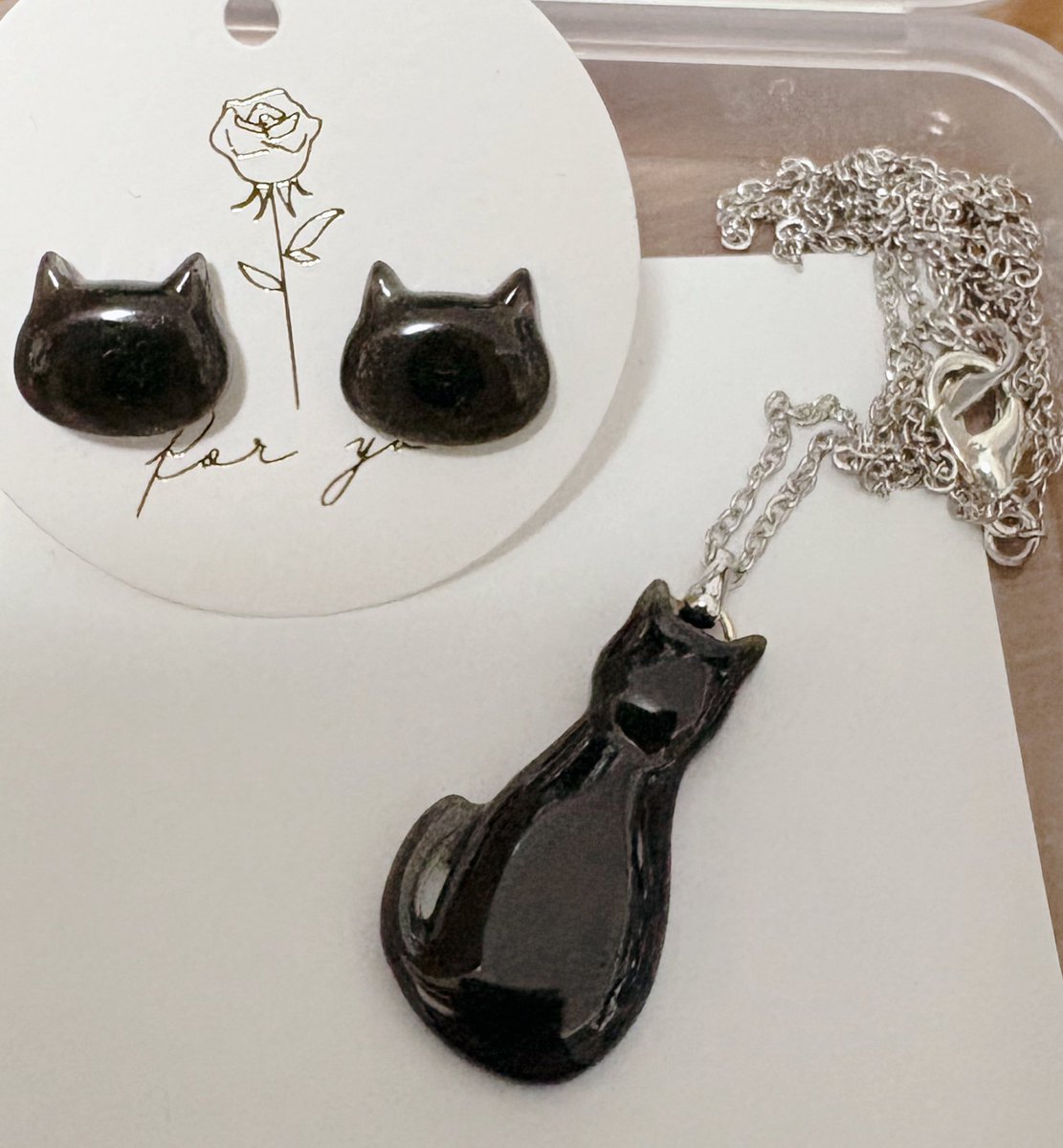 シピに想いを馳せながら久々にレジン。 シンプル黒猫のピアスと