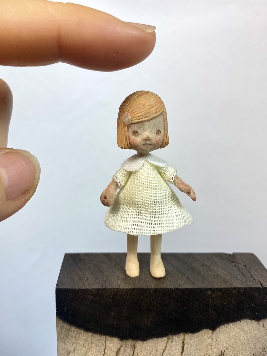 KiokuDrop's tweet photo. リネンのワンピースを着せたよ✨

今のところ
お座りのほかに
バランス取ると自立も可！

この子はここで一旦手を止めて
お友だちの制作してます😊

サザンカさんと一緒に
3/11からの「春」展でお披露目予定。
丸善・丸の内本店（東京） https://t.co/9yvOzqC61y