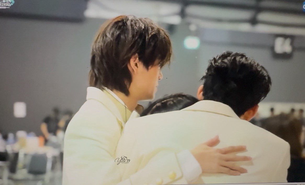 kokornki's tweet photo. เจอภาพนี้ไปนี่นั่งร้องไห้เลย พี่หญิงแกก้รักของแกอ่ะ ยืนกอดกันกลมเลย😭🤲🏻 https://t.co/3YEOavXPix
