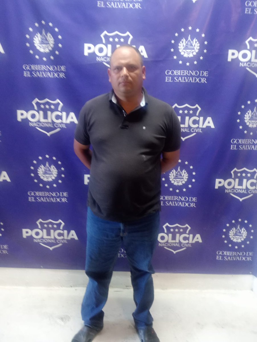 Con orden de la <a href="/FGR_SV/">Fiscalía General de la República El Salvador</a> capturamos a Danis Adolfo Escalante Arana, quien es un agente de nuestra institución.

Es requerido por los delitos de:

▫️Tráfico ilegal de personas 
▫️Agrupaciones Ilícitas 

Será puesto a disposición de las instancias correspondientes para que pague por