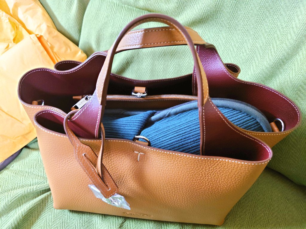 カバン届いた！ちゃんとスリッパ入った！良かった😊
さて、ブラウス買いに行くか(ギリギリ過ぎる準備)