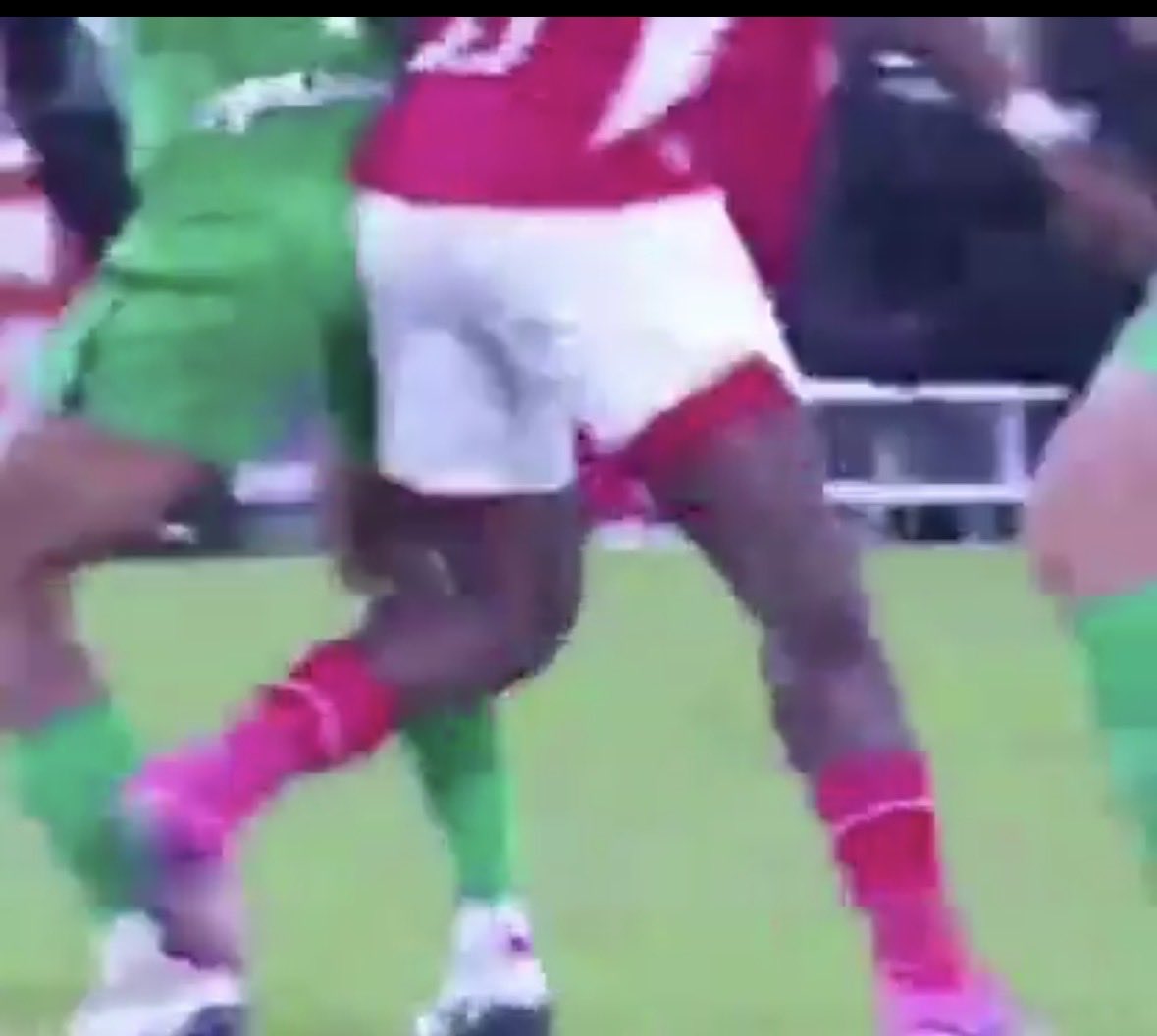 Regla 12, faltas e incorreciones. Si un jugador pisa a un rival con fuerza INNECESARIA debe sancionarse."