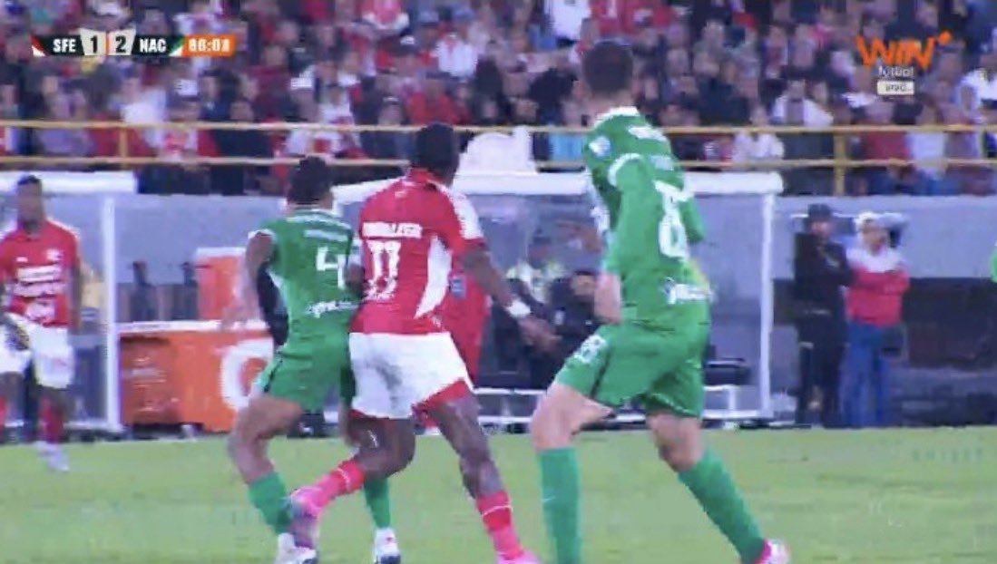 Regla 12, faltas e incorreciones. Si un jugador pisa a un rival con fuerza INNECESARIA debe sancionarse."