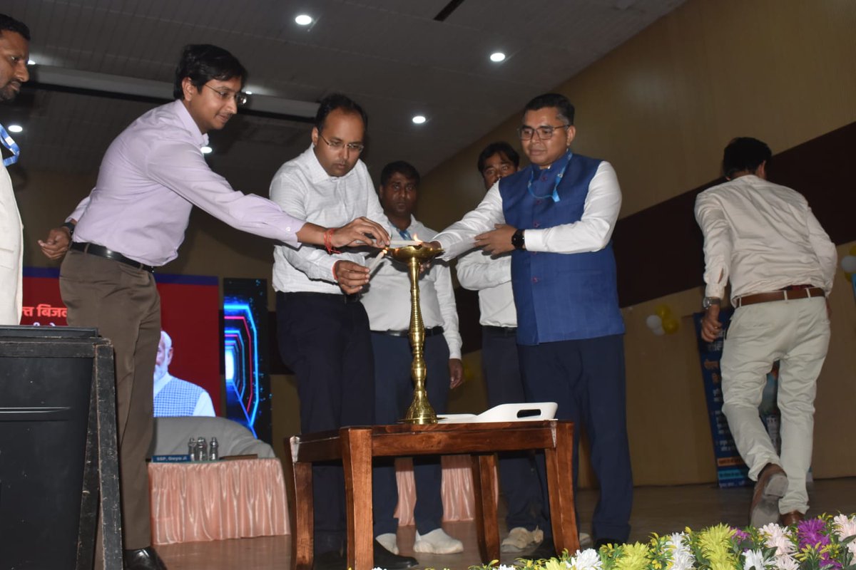 SEVA_SBPDCL's tweet photo. विद्युत आपूर्ति अंचल, गया जी द्वारा हरिदास सेमीनारी इंटर कॉलेज के प्रेक्षागृह में “पीएम सूर्य घर मुफ्त बिजली योजना” के तहत सोलर मेला का आयोजन किया गया। (1/4)

@IPRDBihar @EnergyBihar @BiharEnergy 

#BSPHCL #SBPDCL #PMSuryagharyojna https://t.co/OQjvmPE2YS