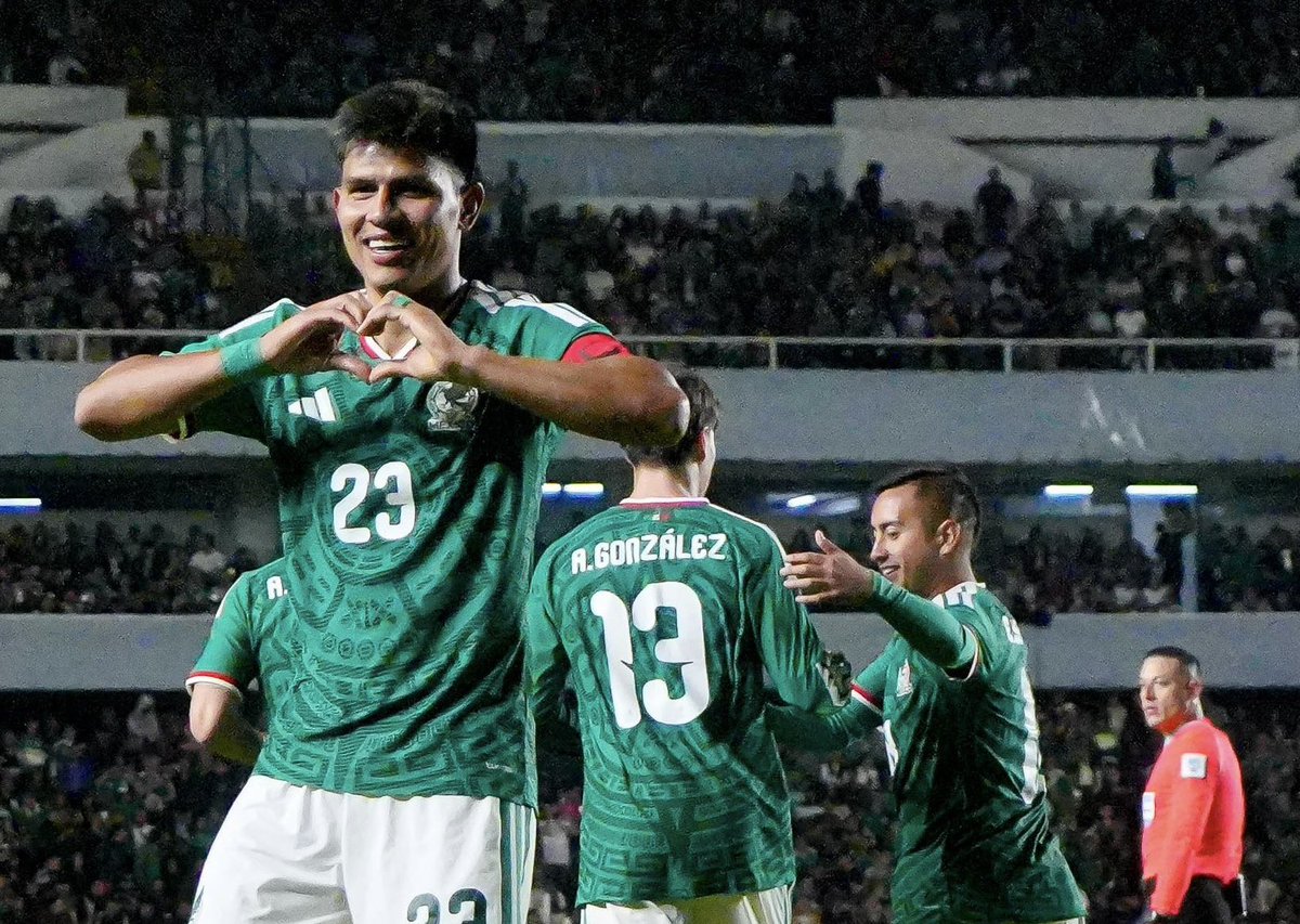 CNqueretaro's tweet photo. #Depotes 🏟️ | México golea 4-0 a Islandia en el Estadio La Corregidora 🇲🇽 ⚽️ 

• El Tricolor dominó de principio a fin ante un ambiente familiar y ya piensa en su próximo amistoso rumbo al Mundial 2026. 👉🏽 https://t.co/YPnJsBRhxv