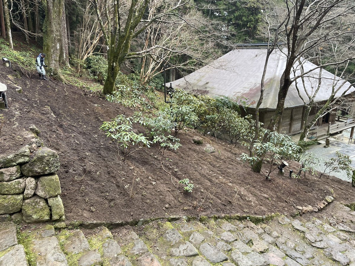 境内に芝桜を植栽しました。
門前で商売をされておる方々の団体で室生寺前観光保勝会と当山とで協力し合い植栽が終わりました。
芝桜の花言葉は合意、一致だそうです。
その花言葉のように、門前の方々と当山が一致団結して地域を盛り上げて行こうと思います。