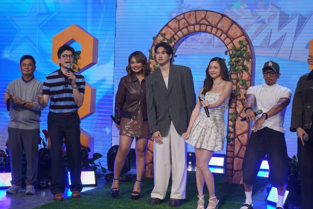 itsShowtimeNa's tweet image. Happy Huwebes, Madlang People! Kumusta ang araw ninyo? ☀️

#ShowtimeJoinTheFun #CARTON #PBB
WATCH #ItsShowtime LIVE:
linktr.ee/itsshowtimena