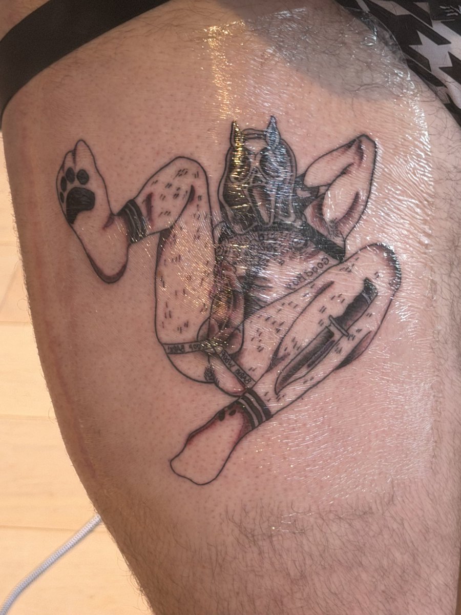 VanasPup's tweet photo. Puppy spent a long weekend in San Fransisco! Play parties, tattoos, beer busts, and a lot of Sir’s feet.

Puppy was surprised with Sir’s bite mark on its ribs! Thank you Sir! @GeoffMillard https://t.co/xV7EwUiiDE