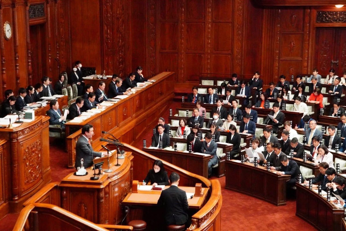 chitose___takai's tweet photo. 参政党初となる衆議院本会議での代表質問。和田政宗議員が私たちの声を代弁してくださいました。

私自身、6年ほど前までは、保守派の議員が日本を守ってくれているものだろうと信じていました。

しかし、国益にかなわない政治が行われ国民生活も一向に良くならない。国力や経済力も落ちているのに、政治が変わらない。

極めつけはコロナ禍でした。

PCR検査陽性が増えているという理由だけで行動制限され、経済は止まり、発達期の子供にまで5年間もマスク生活を強いる。

日本人として、大人として、母親として
許せない気持ちと、「このままではいけない」という危機感でいっぱいでした。

そのような絶望のなか、参政党に一縷の望みをかけ、当時2歳の息子を抱っこ紐に入れて参政党のビラ配りをしていました。

「��政党が力をつけ、より、国益や国民益に叶うことを主張し、政治の方向性を変えていくんだ！」

当時からその一心で活動し、今もその想いに1ミリも変わりありません。

まだまだキャスティングボートを握るところまでは到達していませんが、しかし、今回の和田議員の代表質問には込み上げるものがありました。
https://t.co/cG0RoSPnz9

本日は参議院本会議での神谷代表による代表質問です🇯🇵ぜひご覧ください！
https://t.co/UhE5zK9Emb