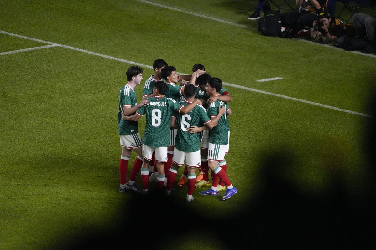 Chivas's tweet photo. 🇲🇽 ¡GANÓ MÉXICO, GANÓ CHIVAS! 🐐

Con goles de @richydezma, ‘Hormiga’ y Brian Gutiérrez, una gran actuación de ‘Piojo’, Campillo y Efraín, y además de otra portería imbatida de @RangelRaul1, @miseleccionmx se lleva el triunfo 👏🏻 https://t.co/o2fLhqZUV6