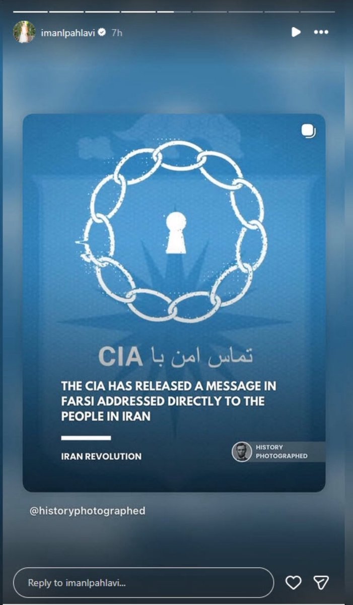 arash_Cosmo's tweet photo. ‼️‼️‼️‼️
رضاخان  میرپنج در کودتای ۱۲۹۹، در فضایی شکل‌گرفته تحت نفوذ و حمایت بریتانیا به قدرت رسید.
پسرش در ۱۳۲۰ در پی اشغال ایران توسط متفقین و استعفای اجباری رضاشاه به سلطنت رسید.
در ۱۳۳۲، محمدرضا شاه در جریان کودتای مورد حمایت آمریکا و بریتانیا علیه دولت مصدق نقش داشت و پس از شکست مرحله اول و فرار، با حمایت خارجی بازگشت.

حاصل این دو، یعنی رضا پهلوی،

با دریوزگی در دامان موساد و سیا، تمام شرافت و توانش را گذاشته که شاید همچون پدر و پدربزرگش بیاورندش.
دخترانش هم در این راه او را یاری می‌دهند؛ نا سلامتی ��ر سه متولد آمریکا هستند.
وقتی CIA را پروموت می‌کنند، دارند به وطنشان وفاداری می‌کنند.

و خیانت می‌کنند به ایرانی‌ها.
این را تاریخ خواهد نوشت.

انگار در ژن خانواده پهلوی، خیانت به ایران نهادینه شده است.