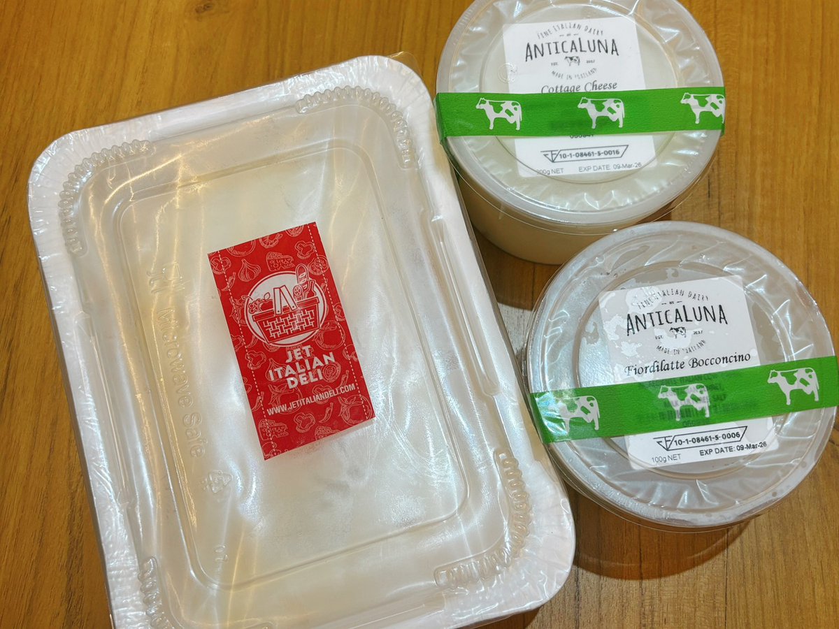 ข้อดีของการมีโรงผลิตชีสใกล้บ้านคือได้ชีสที่สดใหม่😋 อาจไม่หวือหวาเท่าชีสนำเข้า แต่พวก Soft cheese ชีสสดๆผลิตไทยถือว่าได้เปรียบจริงล่ะ

ผลิตโดยอิตาเลียนแต่หลายๆตัวใช้นมฟาร์มเกษตรกรไทย กทม.ก็มีคนทำชีสนะคะ😛