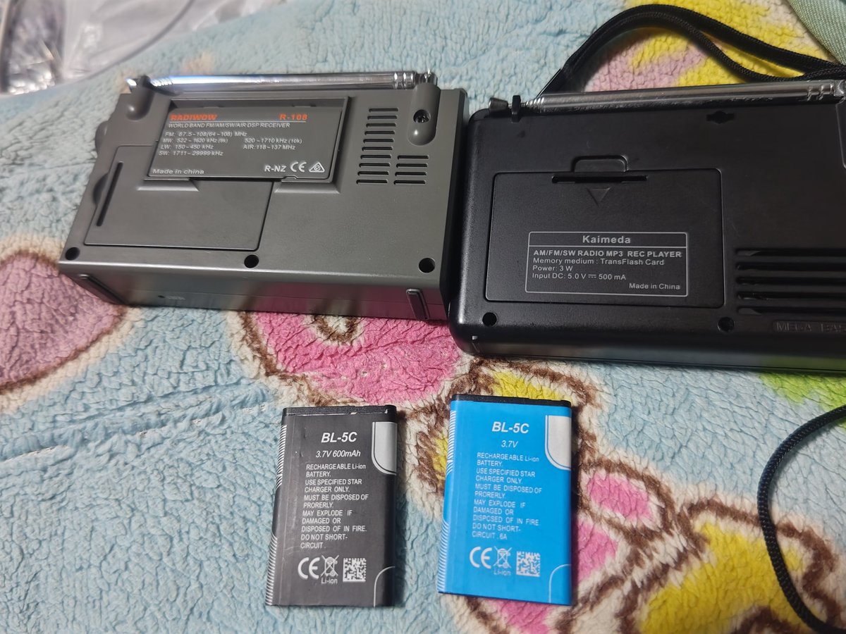 お掃除していたら電池ボックスの蓋が転がっていた
なんだろう？とラジオを見るとどちらの電池も膨らんで蓋が閉まらない
メーカーは違うラジオですが使われている電池はどちらもＢＬ−５Ｃ
アマゾンで即注文<a href="/600/">600</a>円
小型軽量化のためにこの電池使っているんだろうけど
単３電池2本の方が楽で良いなぁ