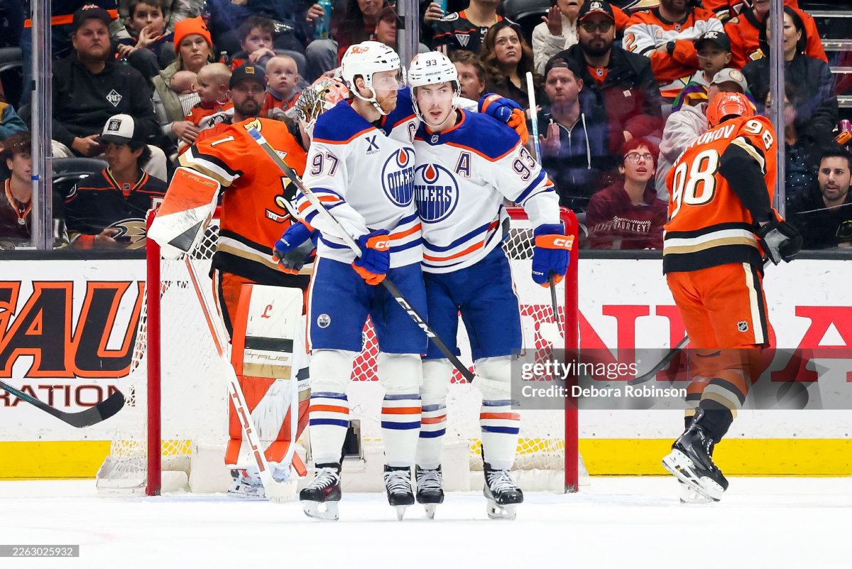 Ryan Nugent-Hopkins scores his 14th goal of the season to make it 2-0 #Oilers in the first period!

With the assist, Connor McDavid collects his league-leading 97th point of the season and extends his road point streak to 15 games! #LetsGoOilers