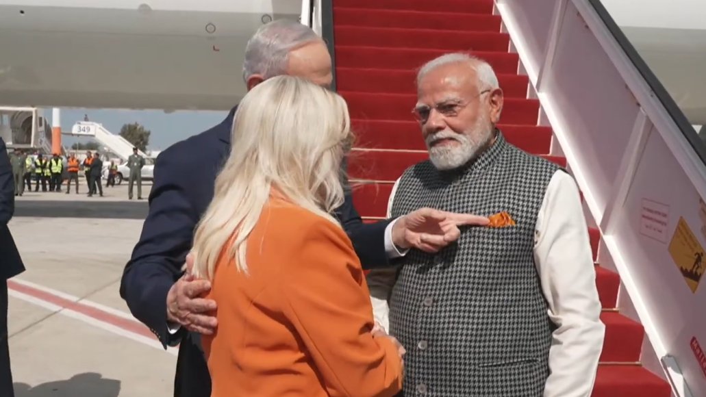 जब दोस्ती गहरी हो, तो रंग भी आपस में मिल जाते हैं! 🇮🇳🤝🇮🇱

तस्वीर में देखिए एक दिलचस्प इत्तेफाक—इज़राइल के प्रधानमंत्री नेतन्याहू बड़े उत्साह से पीएम मोदी की जैकेट के केसरिया पॉकेट  की ओर इशारा कर रहे हैं।
पीएम मोदी का वह छोटा सा रूमाल और सारा नेतन्याहू की शानदार ऑरेंज ड्रेस का