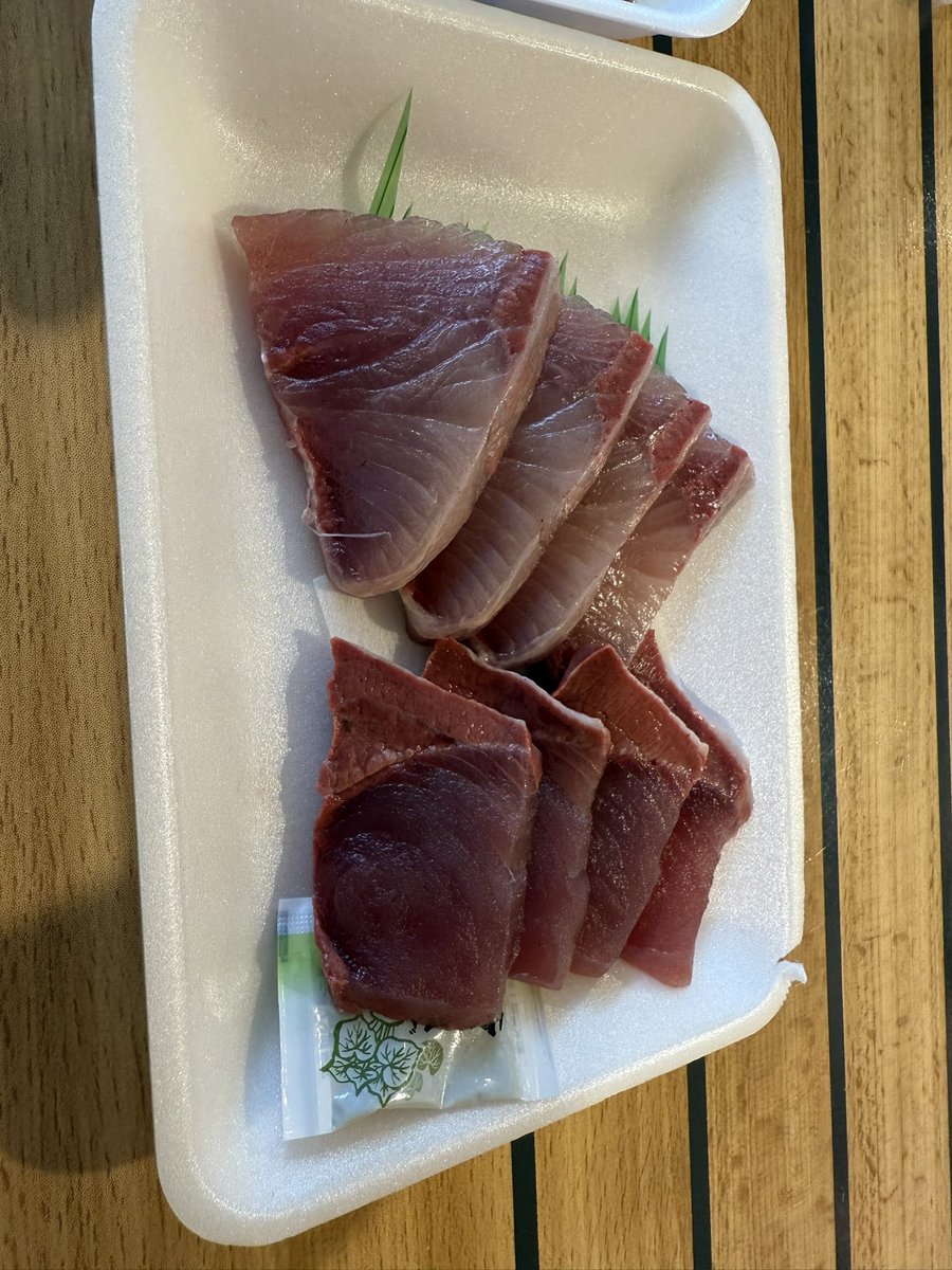 Mystletain's tweet photo. 氷見の道の駅でぶりの刺身を頂く https://t.co/gKyamBIWaP