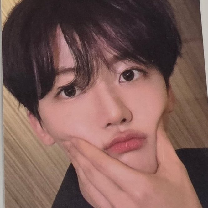 แย่แล้ววววววว ลักกี้ดรอวเซ็ตนิน่ารักมากทั้งการ์ดเจโน่แจมินเลย แต่ดูแจมินใบนิ บีบ ๆๆๆ แก้ม นุ่มมาก ปกติไม่ยอมจับหน้าตัวเองเลยด้วยซ้ำ 😭🥺😭🥺 อยากงั่ม ๆๆๆๆๆ