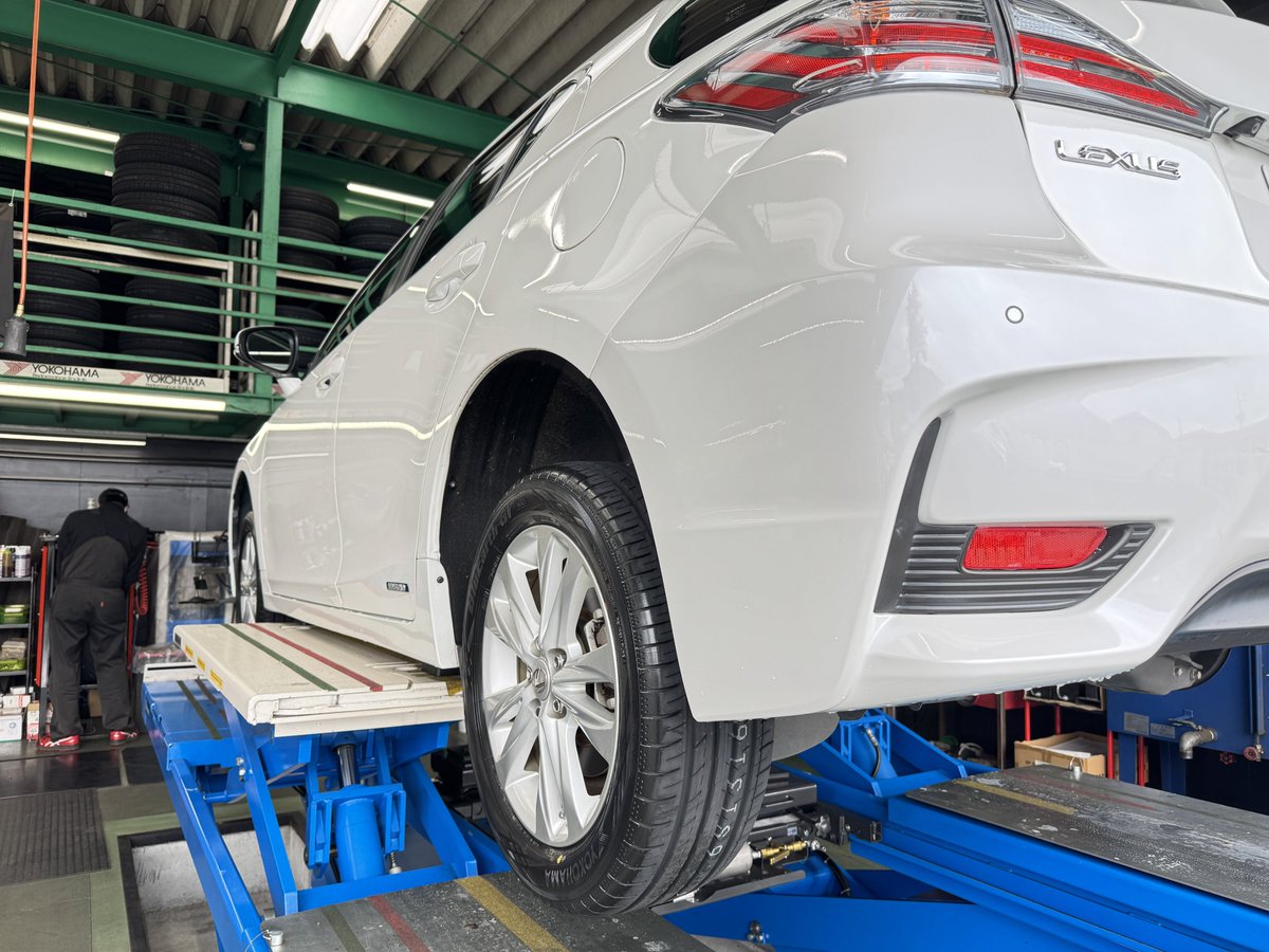 HigasikurumeTg's tweet photo. 本日はこちらっ!
LEXUS CT200h に
ブルーアースGT AE51 をお取り付け♪
お車にピッタリのグランドツーリングタイヤです!
#タイヤガーデン #東京 #東久留米 #ヨコハマタイヤ #ヨコハマホイール #advanracing #タイヤ交換 #ホイール交換 #ブルーアースgtae51 #Lexus #CT200h https://t.co/ok4GYDJXpo